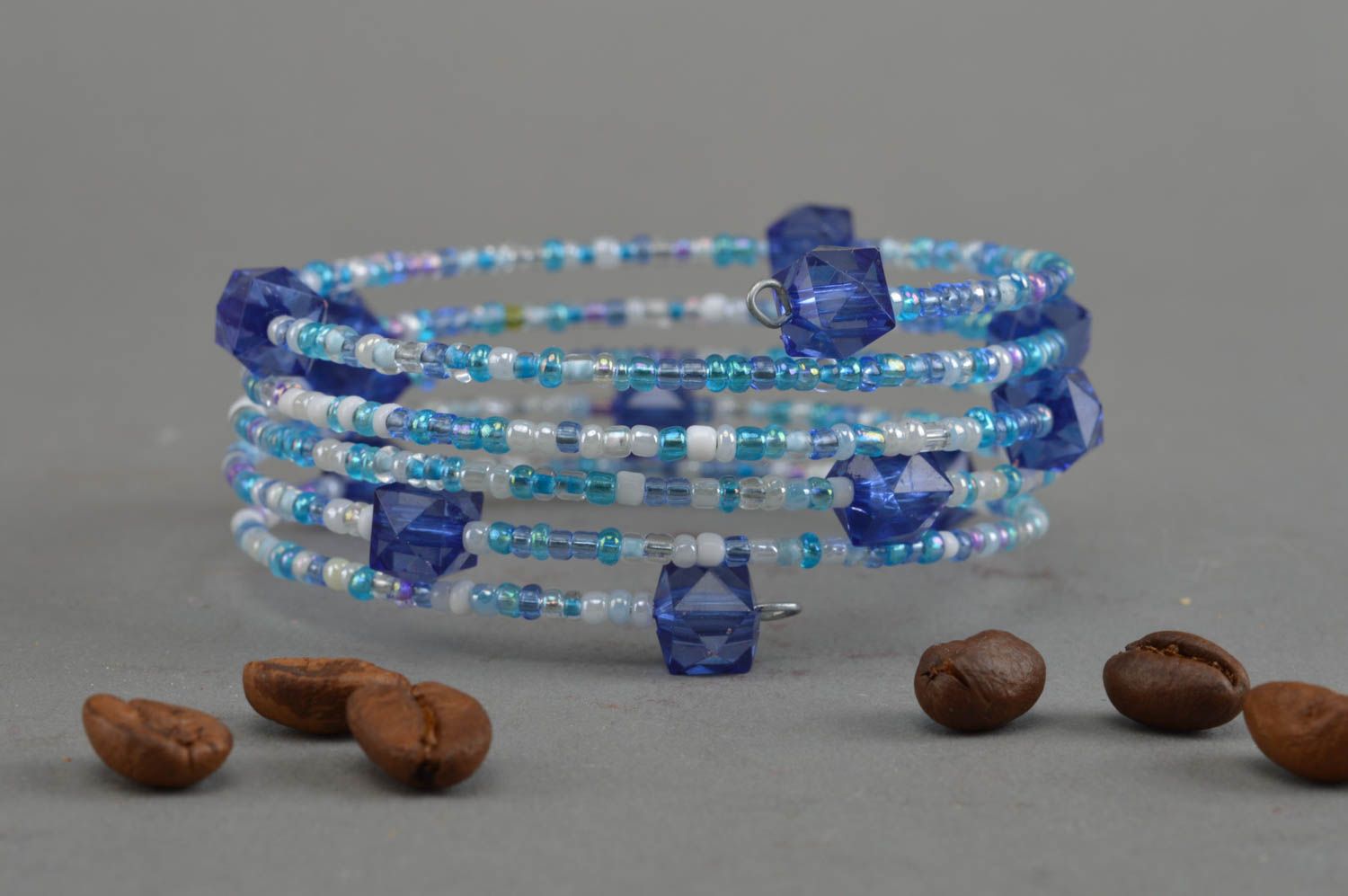 Bracelet en fil mémoire et perles de rocaille fait main bijou bleu original photo 1
