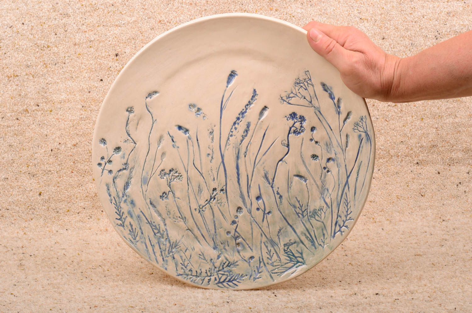 Плоская круглая керамическая тарелка расписанная глазурью ручной работы  фото 2