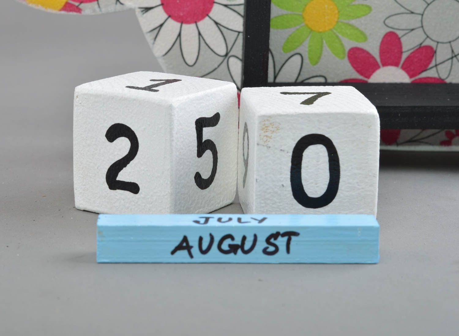 Детский календарь в виде барашка из фанеры декупаж в ромашках ручной работы фото 4