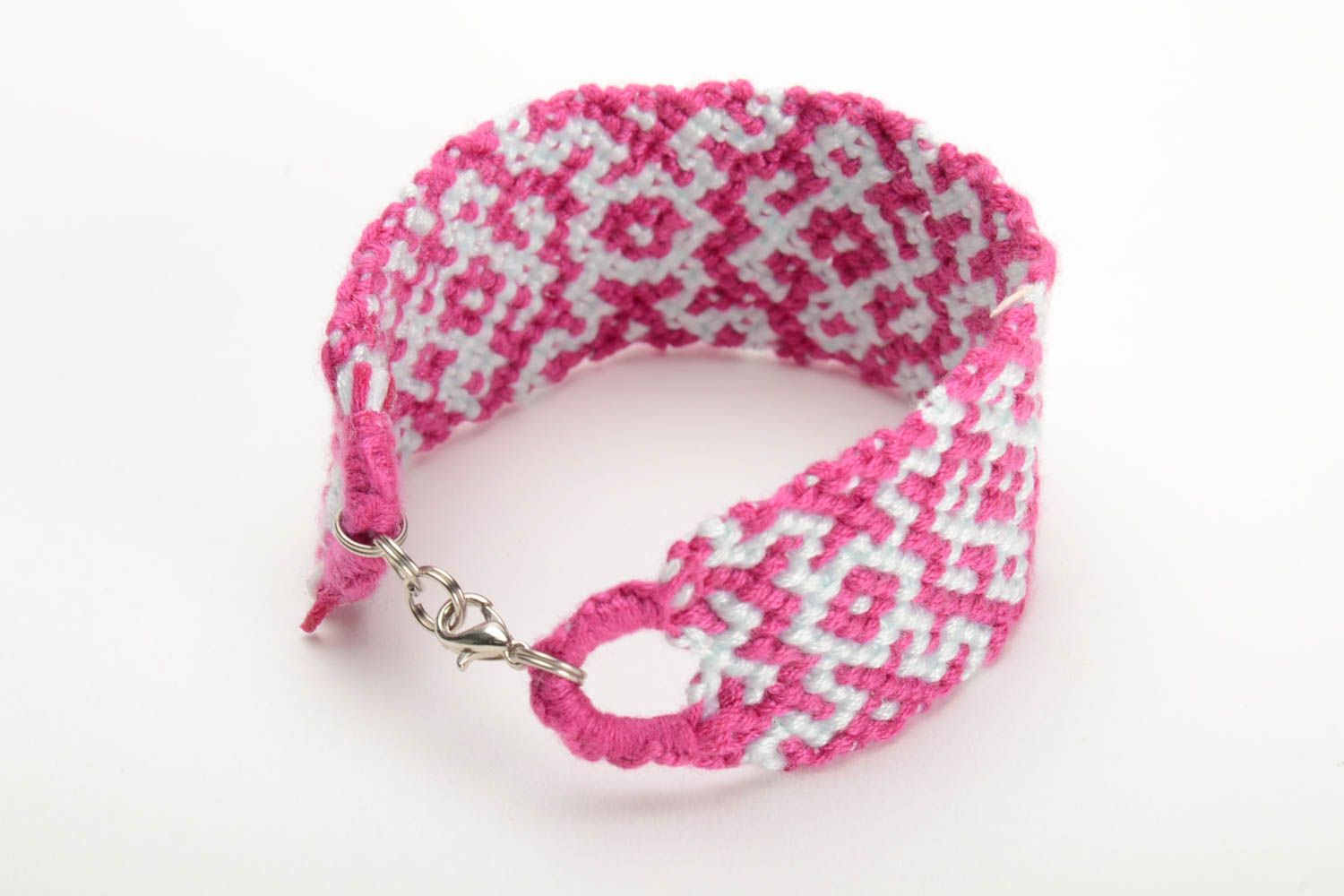 Плетеный браслет из ниток мулине ручной работы широкий красивый розово-белый фото 3