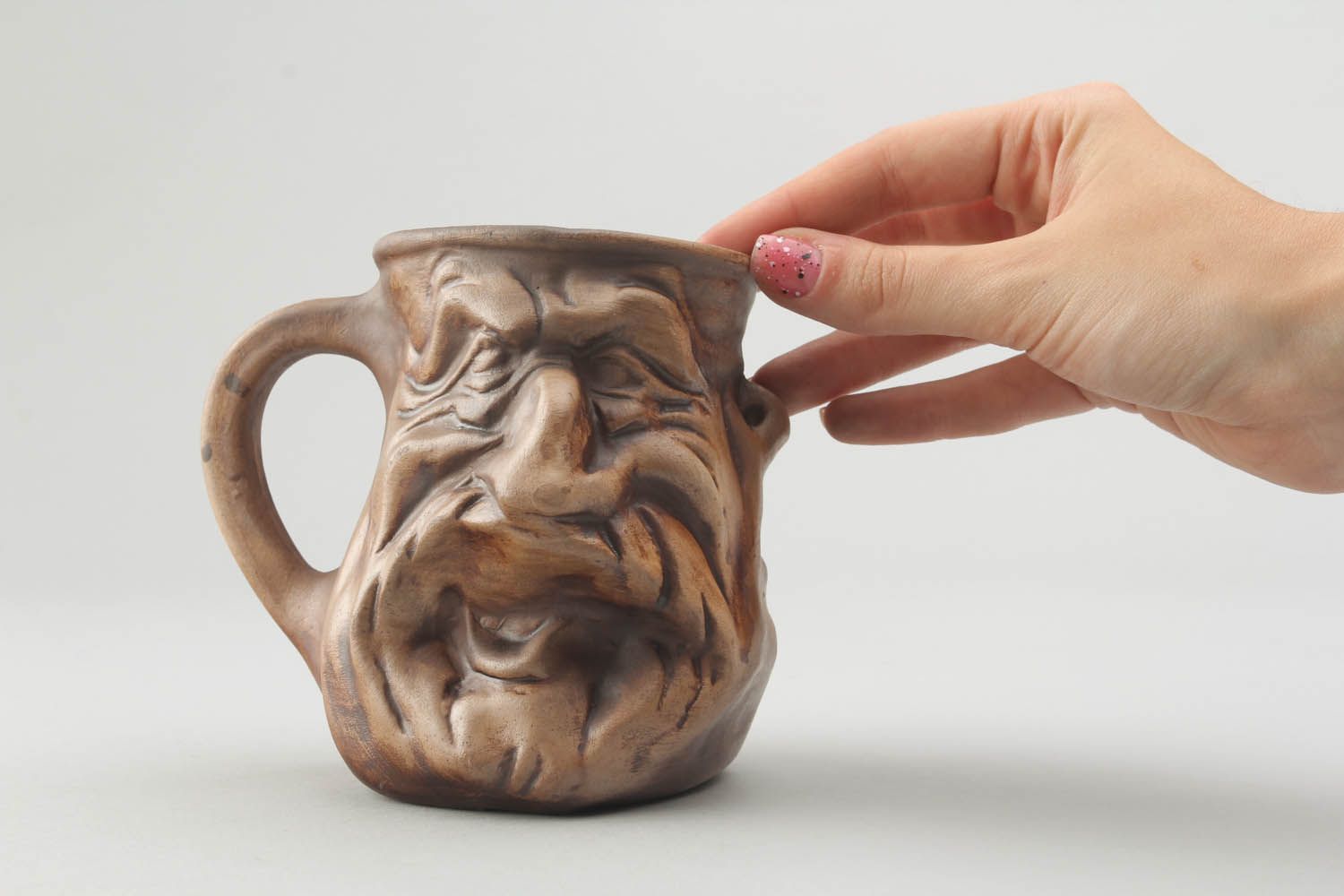 Beige handgemachte Tasse aus Keramik foto 2