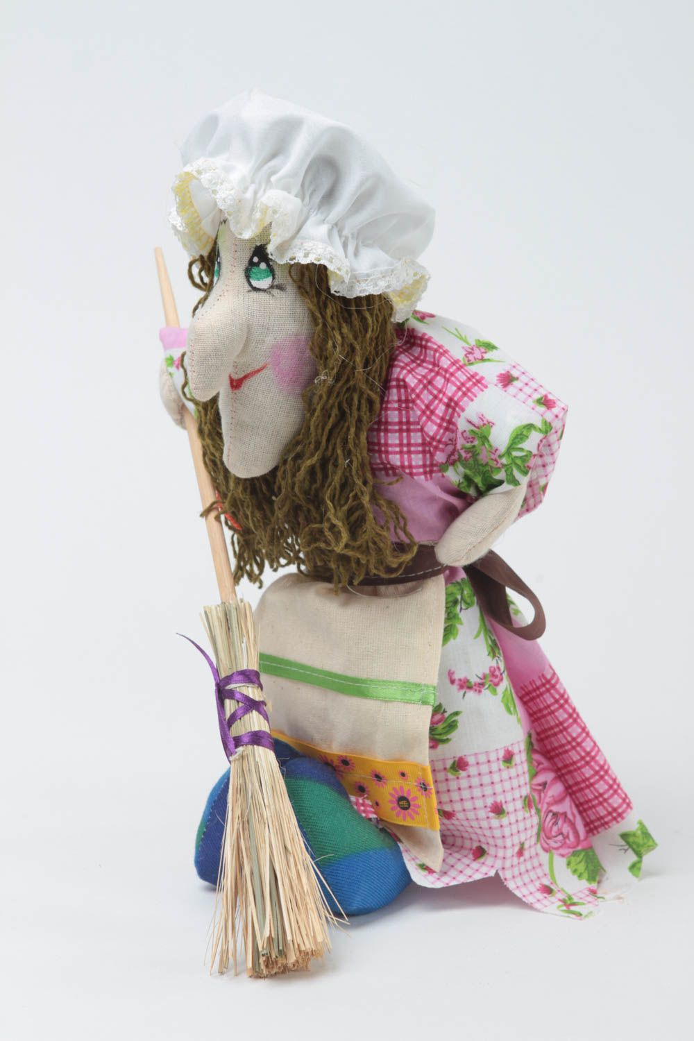 Игрушка кукла из ткани Баба яга с метлой смешная небольшая ручной работы фото 2