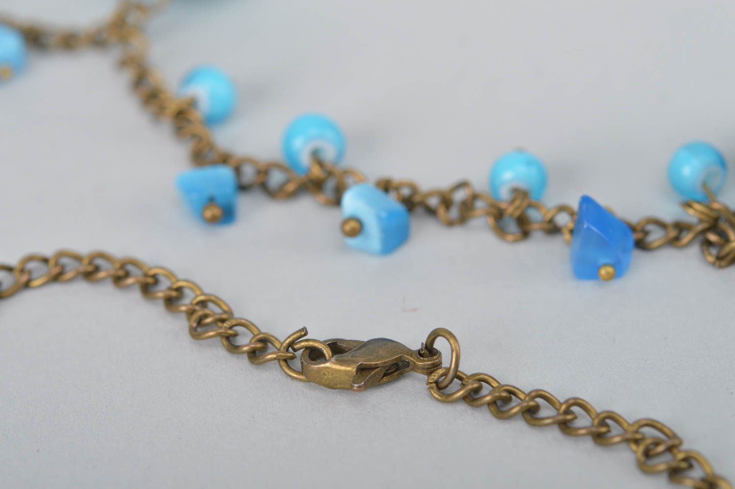 Колье ручной работы ожерелье из ниток вязаное колье для девушки голубое фото 3