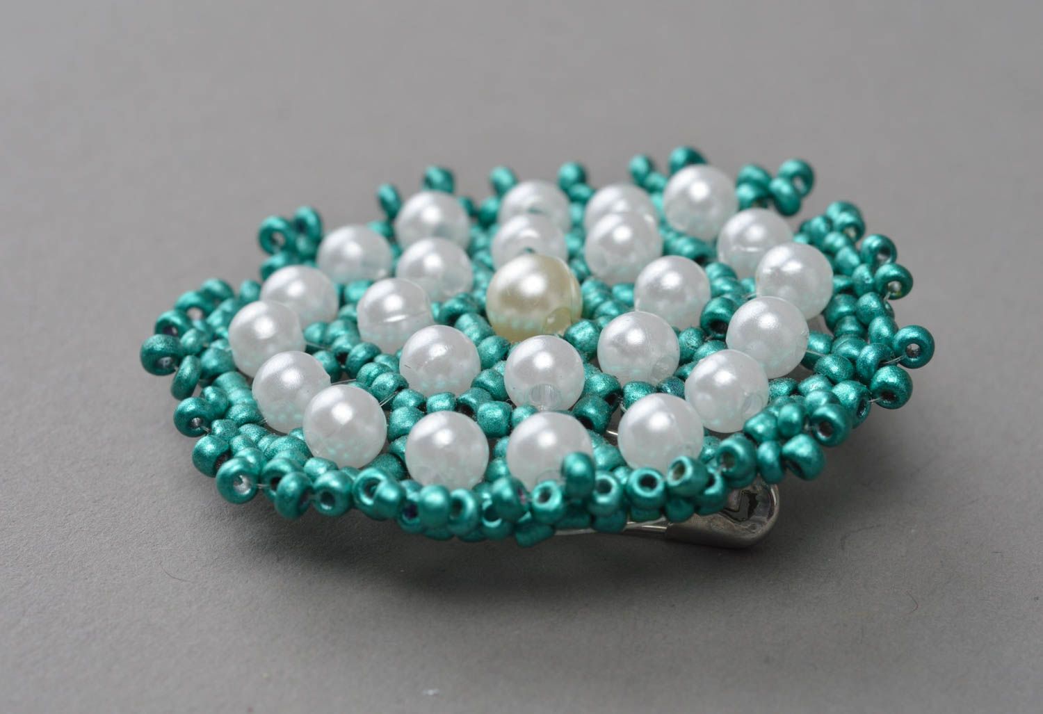 Stylish unusual handmade brooch woven of green and white beads in round shape photo 3