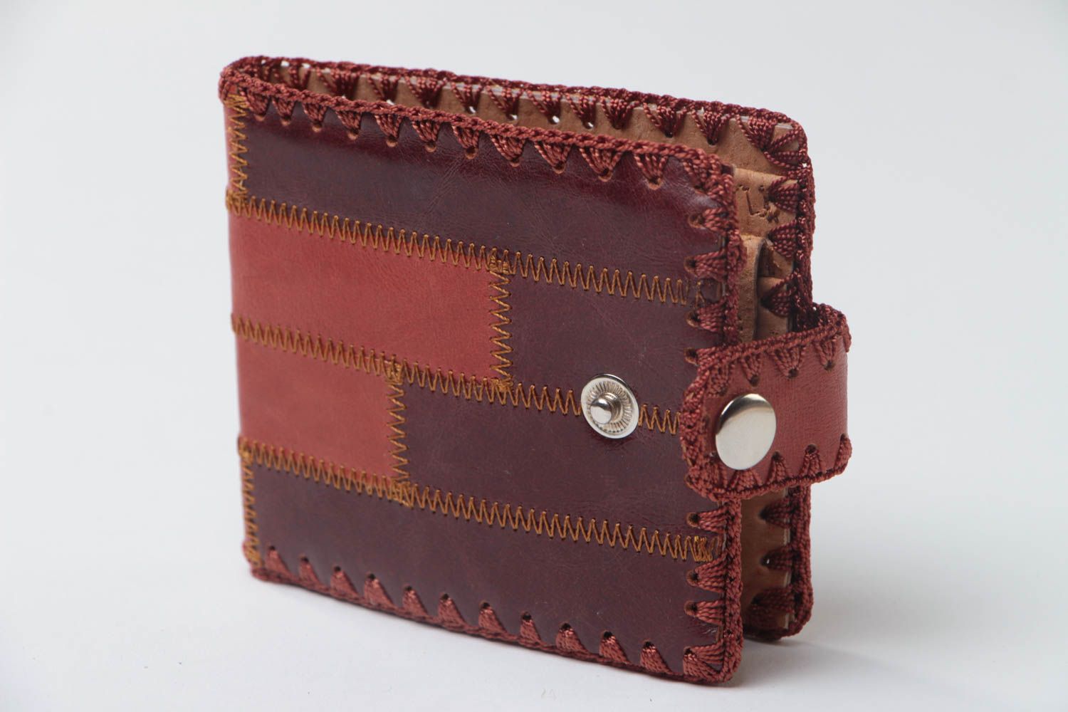 Мужской бумажник из натуральной кожи ручной работы на кнопке темно-коричневый фото 2