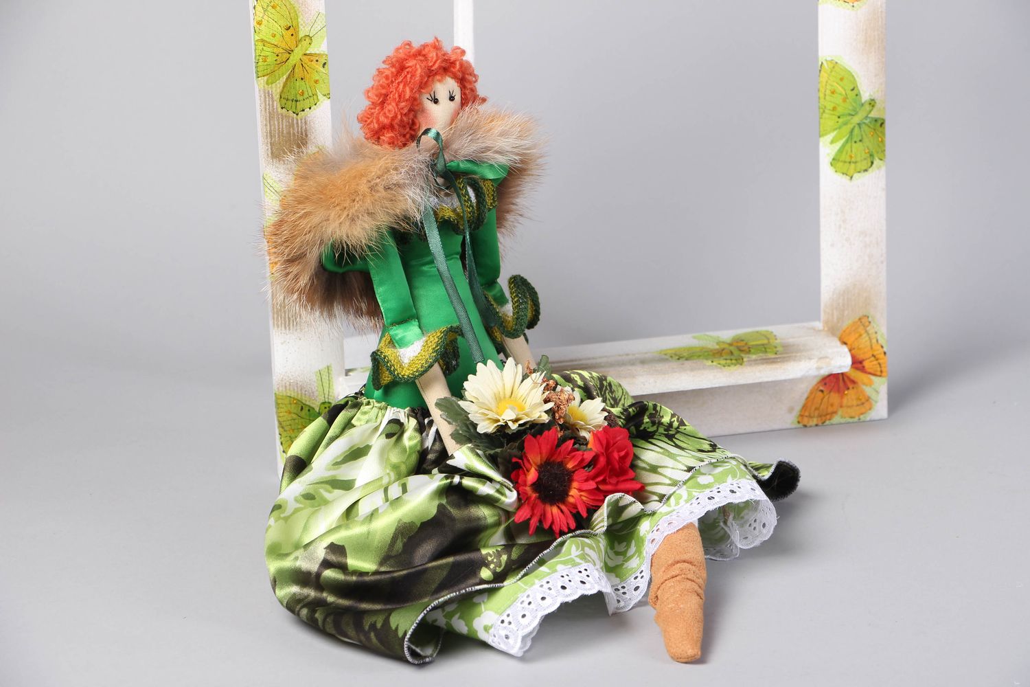 Кукла в рамке на подставке текстильная фото 3