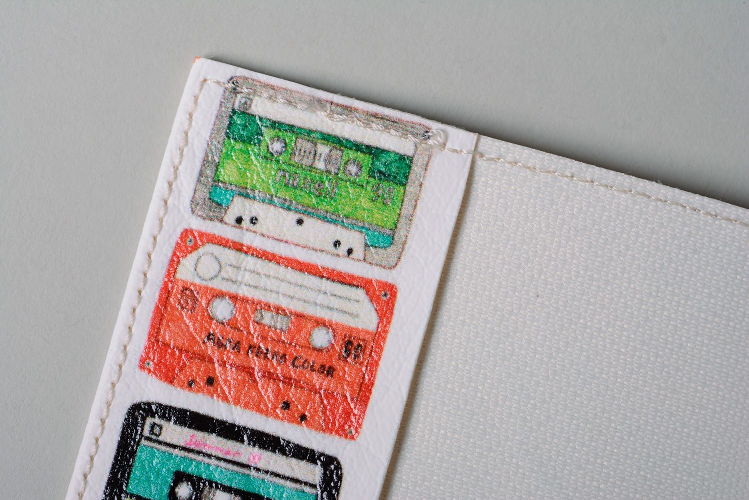 Étui pour passeport en similicuir fait main imprimé Vieilles minicassettes  photo 5