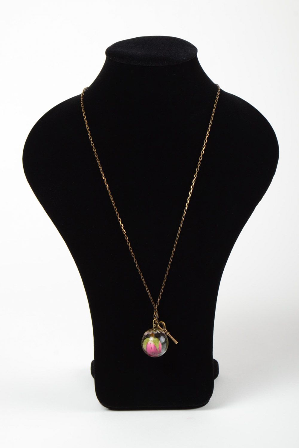 Colgante en cadena con flor natural en resina epoxi rosa y llave hecho a mano foto 2