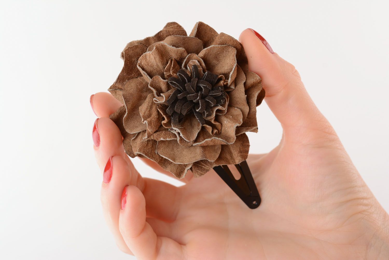 Barrette à cheveux clic clac faite main fleur brune bijou de design pour femmes photo 1