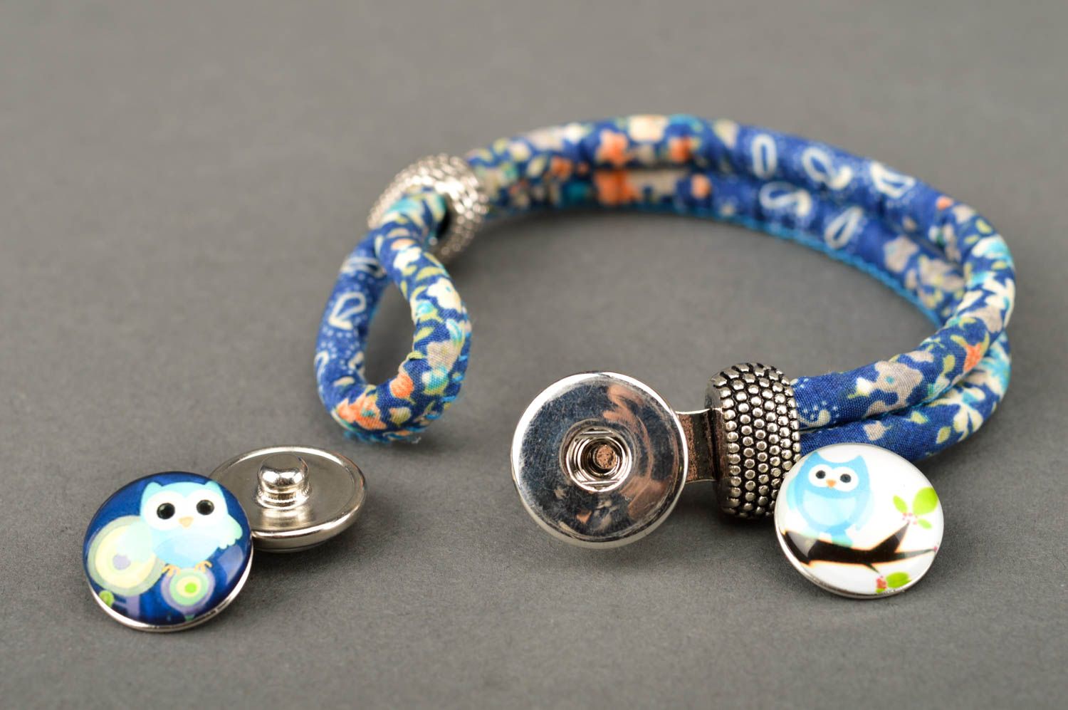 Браслет ручной работы модное украшение синий стильный браслет с кнопками фото 3
