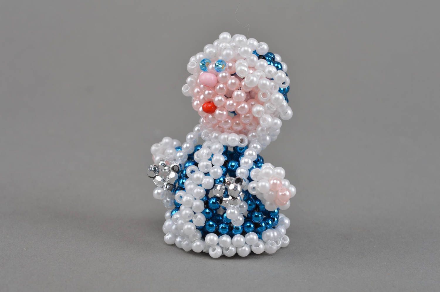 Бисерная фигурка Снегурочки ручной работы маленькая для настольного декора дома фото 5