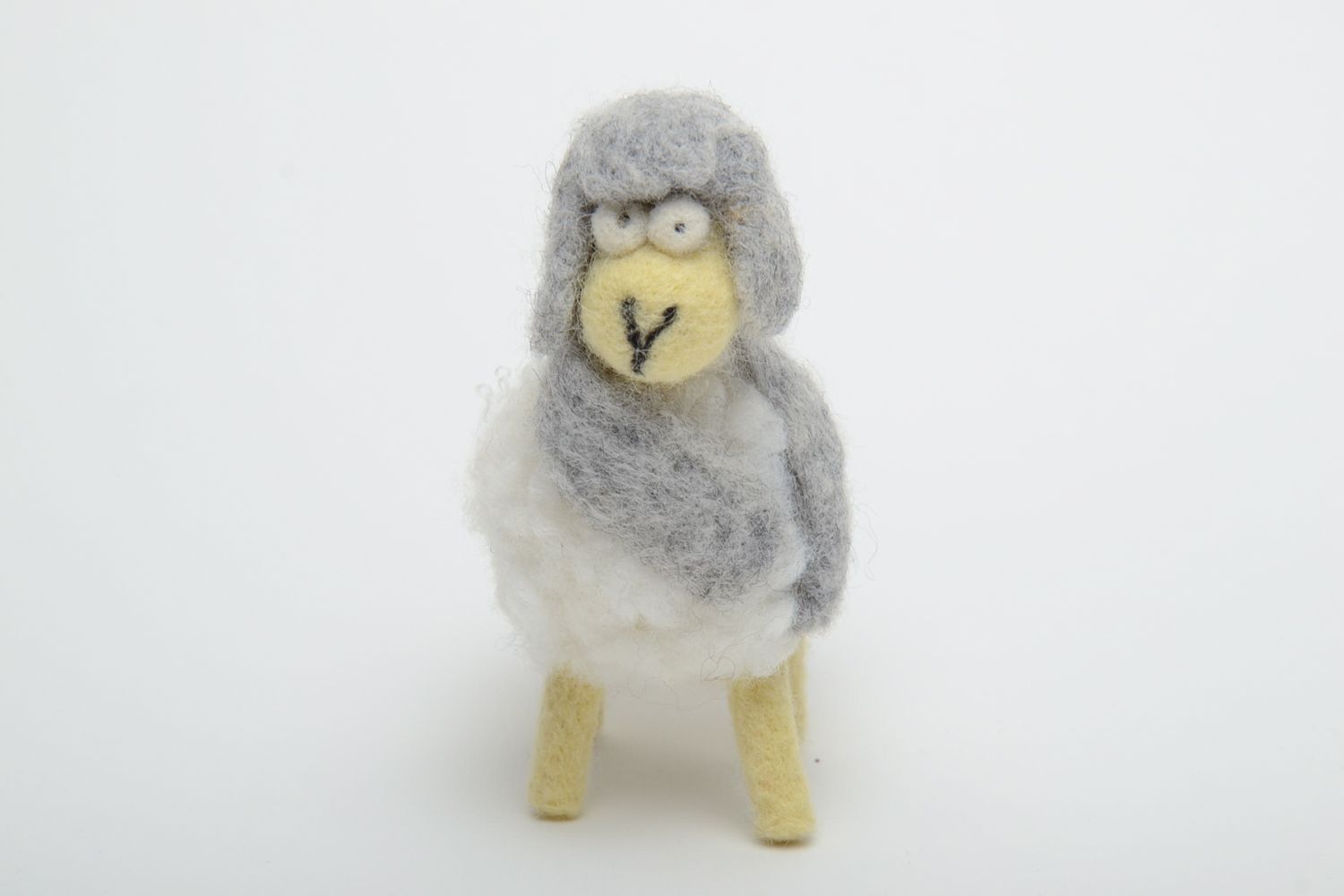Peluche mouton avec écharpe en laine feutrée faite main photo 2
