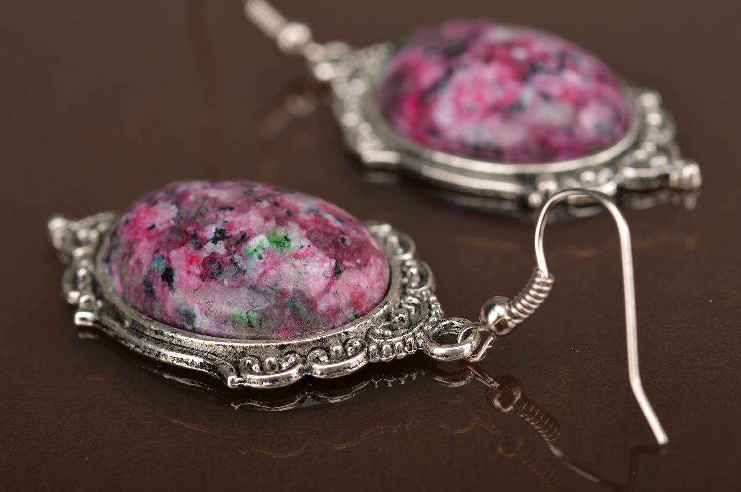 Boucles d'oreilles ovales pendantes en métal et pierre faites main roses photo 3