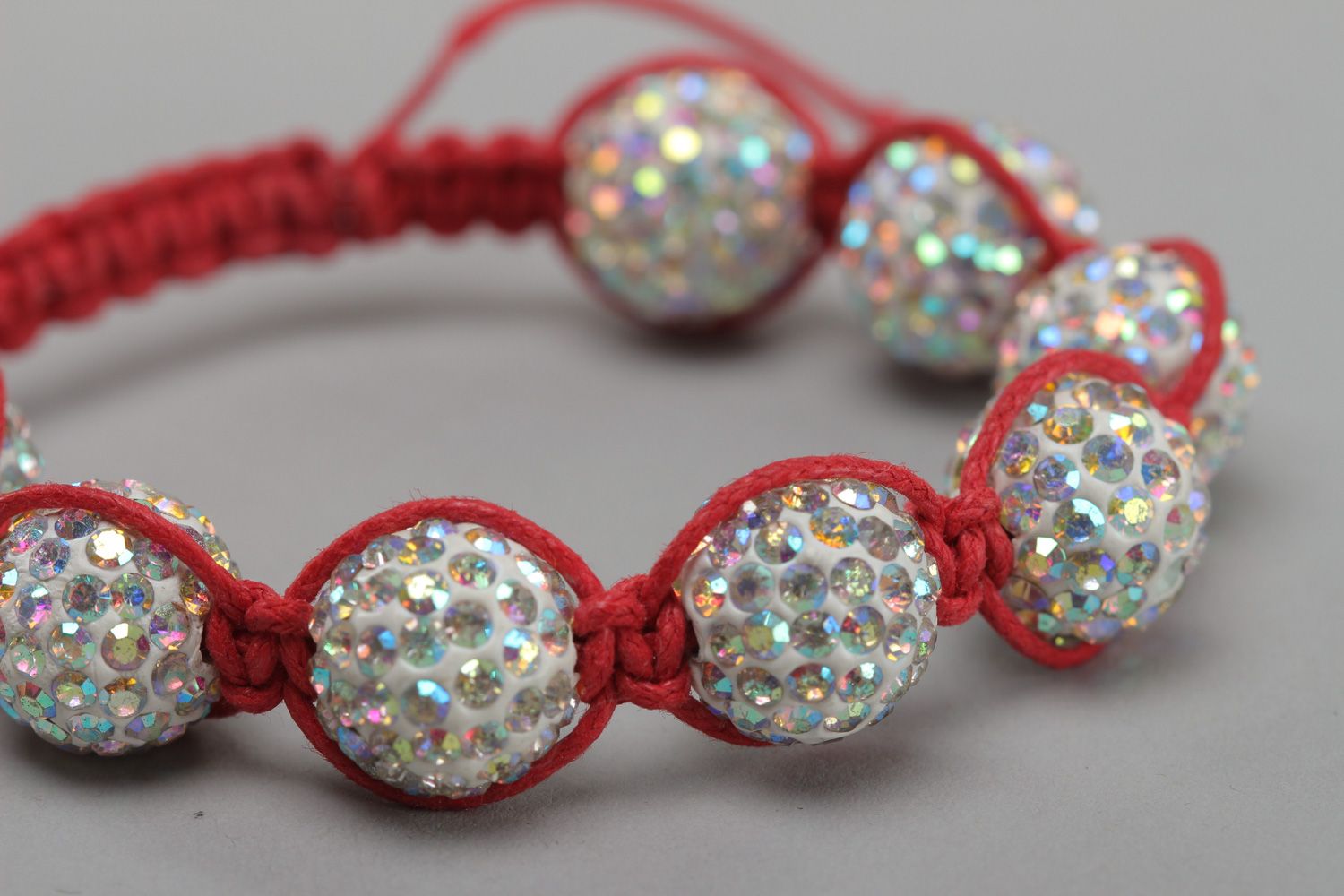 Bracelet en cordon ciré rouge original fait main tressé avec perles fantaisie photo 3