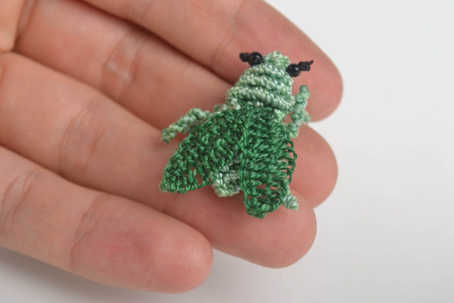 Broche textile verte fait main Bijou textile Accessoire femme insecte tressé photo 3