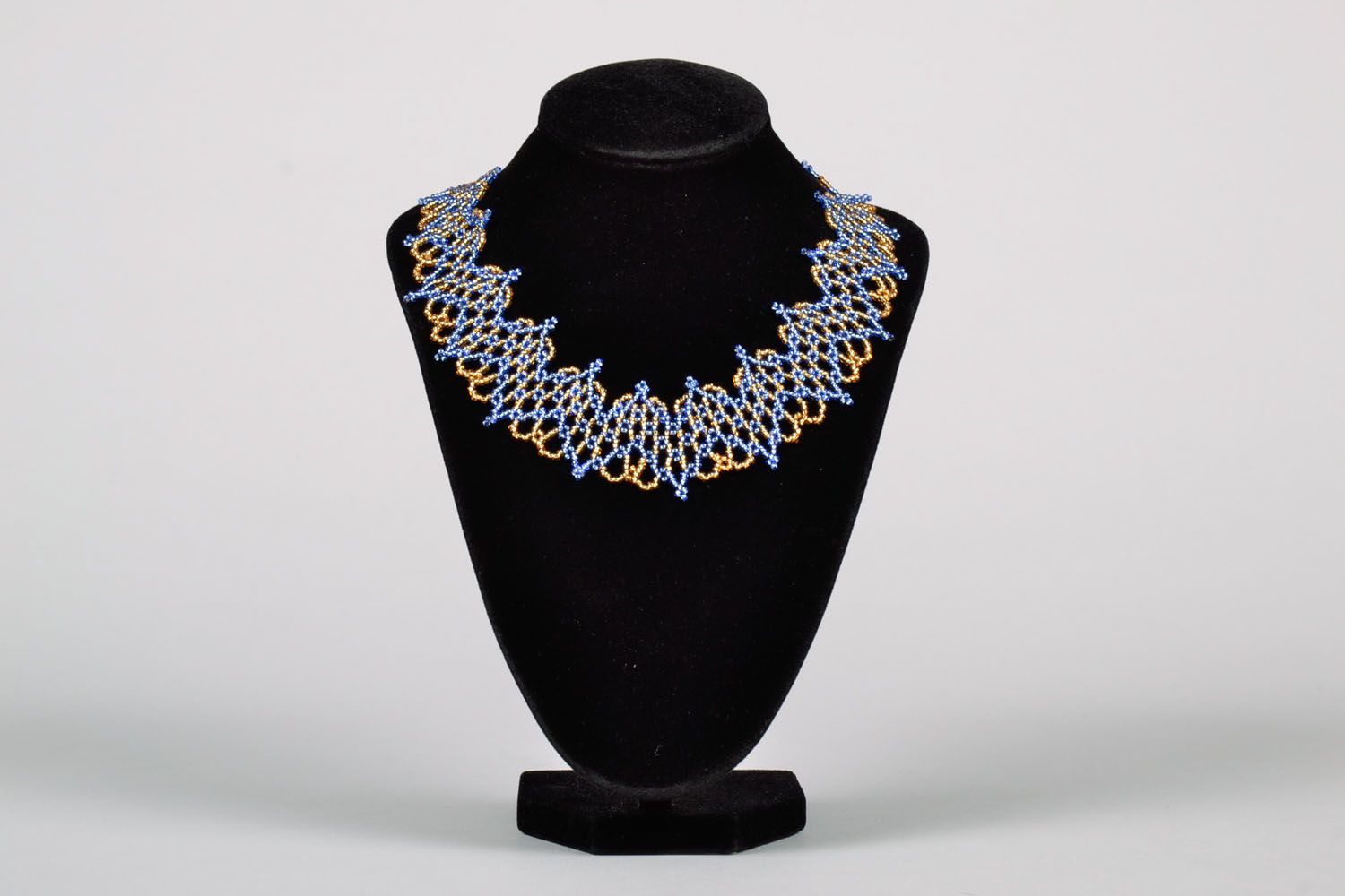 Ажурное бисерное ожерелье фото 2