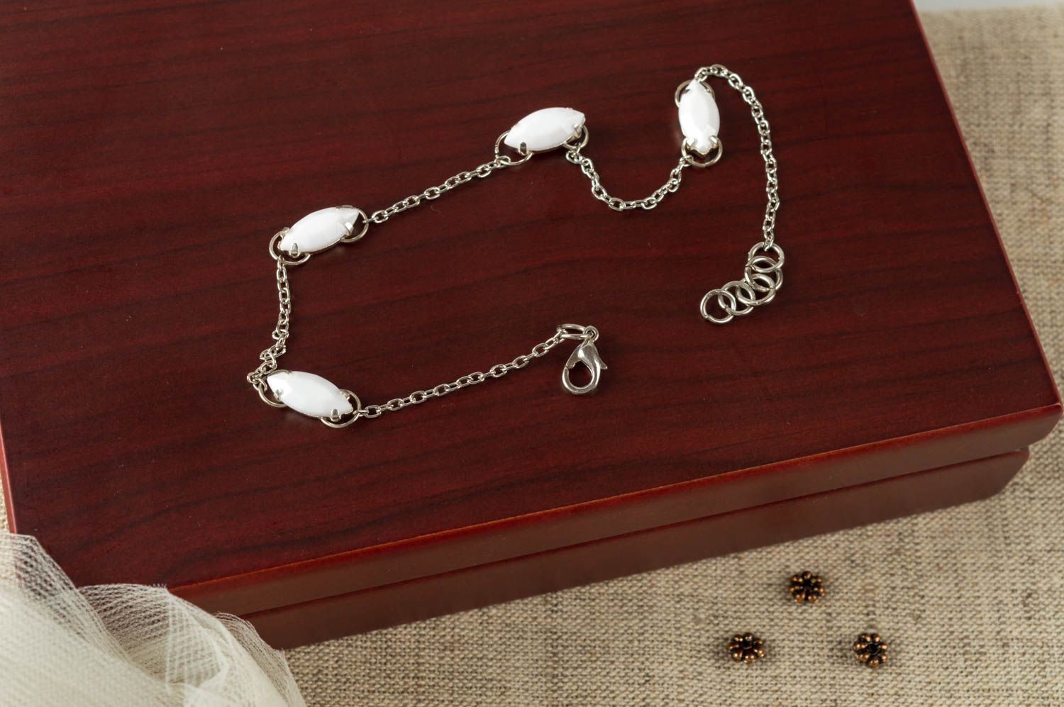 Bracelet de cheville avec cristaux artificiels blancs fait main design photo 1