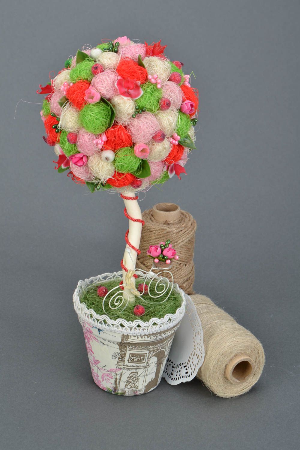 Handmade Topiary aus Sisal mit Blumen und Kunstbeeren künstlerische Handarbeit foto 1
