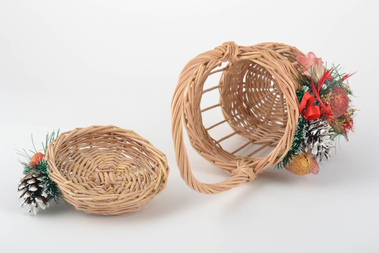 Handmade woven basket for blessing of water with lid decorated with cones photo 5
