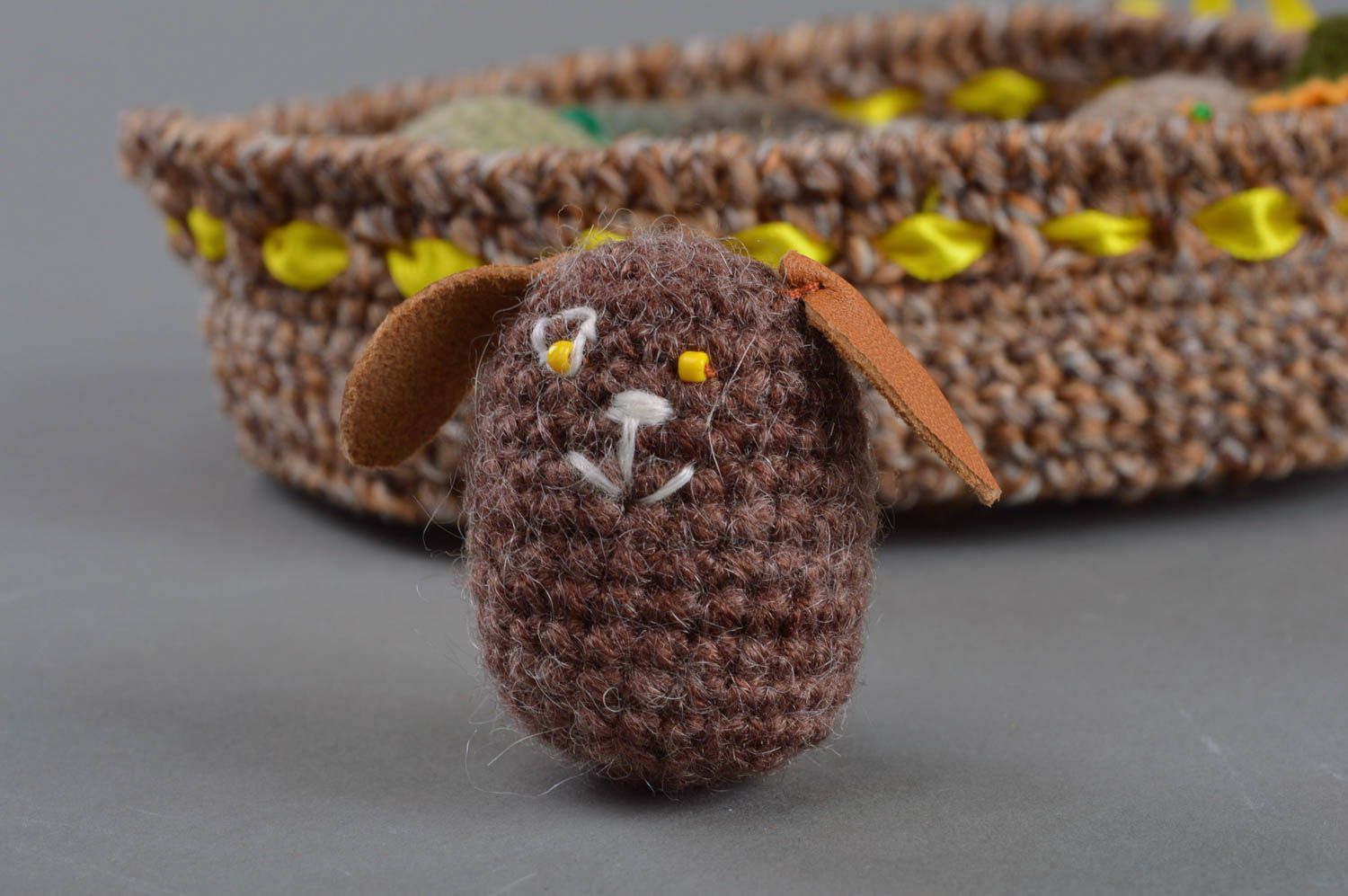 Jouet tricoté original fait main petit pour enfant en forme de chien brun photo 3