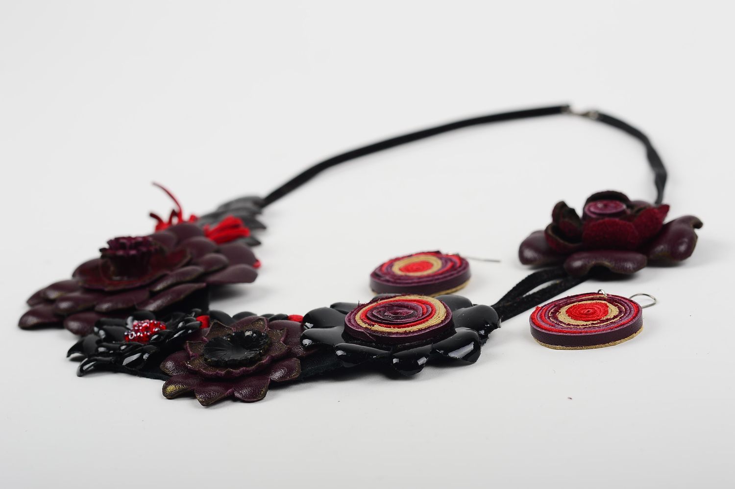 Handmade rot schwarzes Schmuck Set runde Ohrringe Damen Collier Leder Schmuck  foto 3