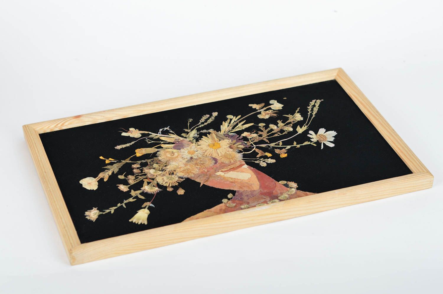 Handgemachtes Bild aus getrockneten Blättern Mädchen mit Blumen im Holzrahmen foto 2