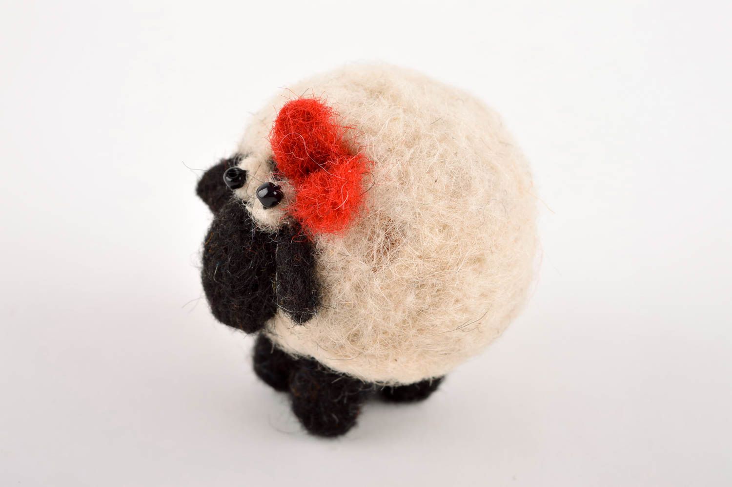Игрушка ручной работы валяная игрушка белая овечка игрушка из шерсти круглая фото 1