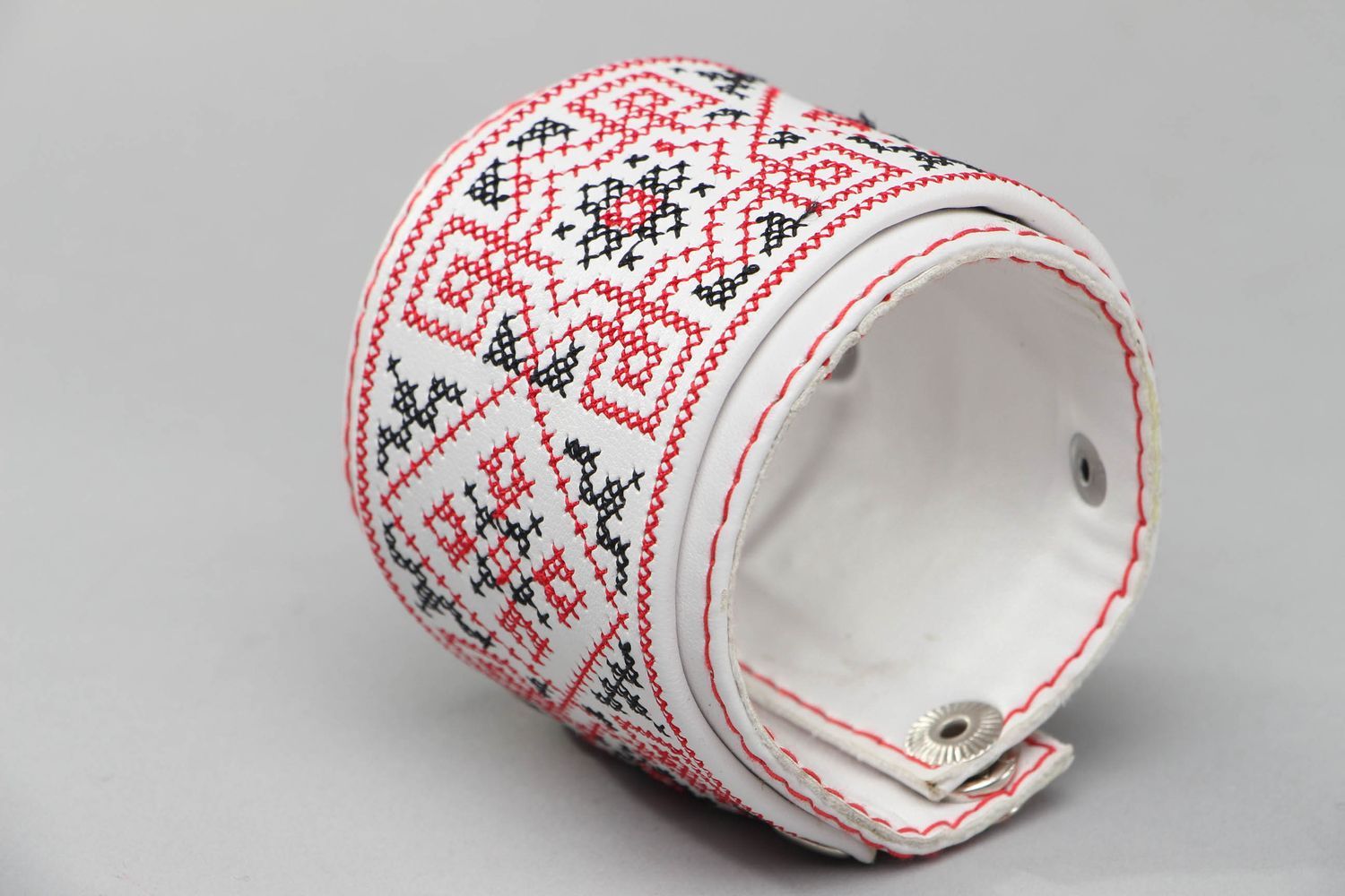 Fancy leather bracelet of white color with embroidery photo 3