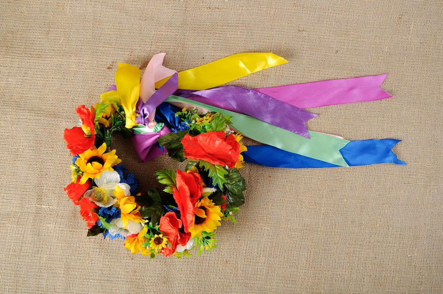 Ghirlanda con fiori belli fatta a mano accessorio originale d'autore da donna foto 1
