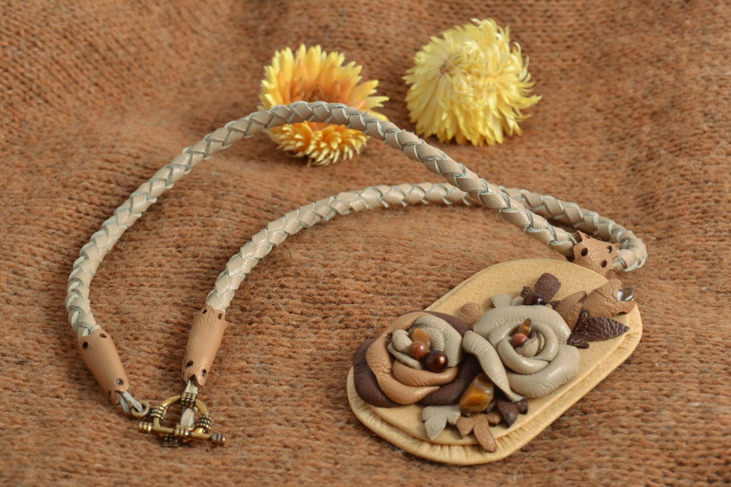 Joli pendentif fait main en vrai cuir avec pierres naturelles Fleurs beiges photo 1