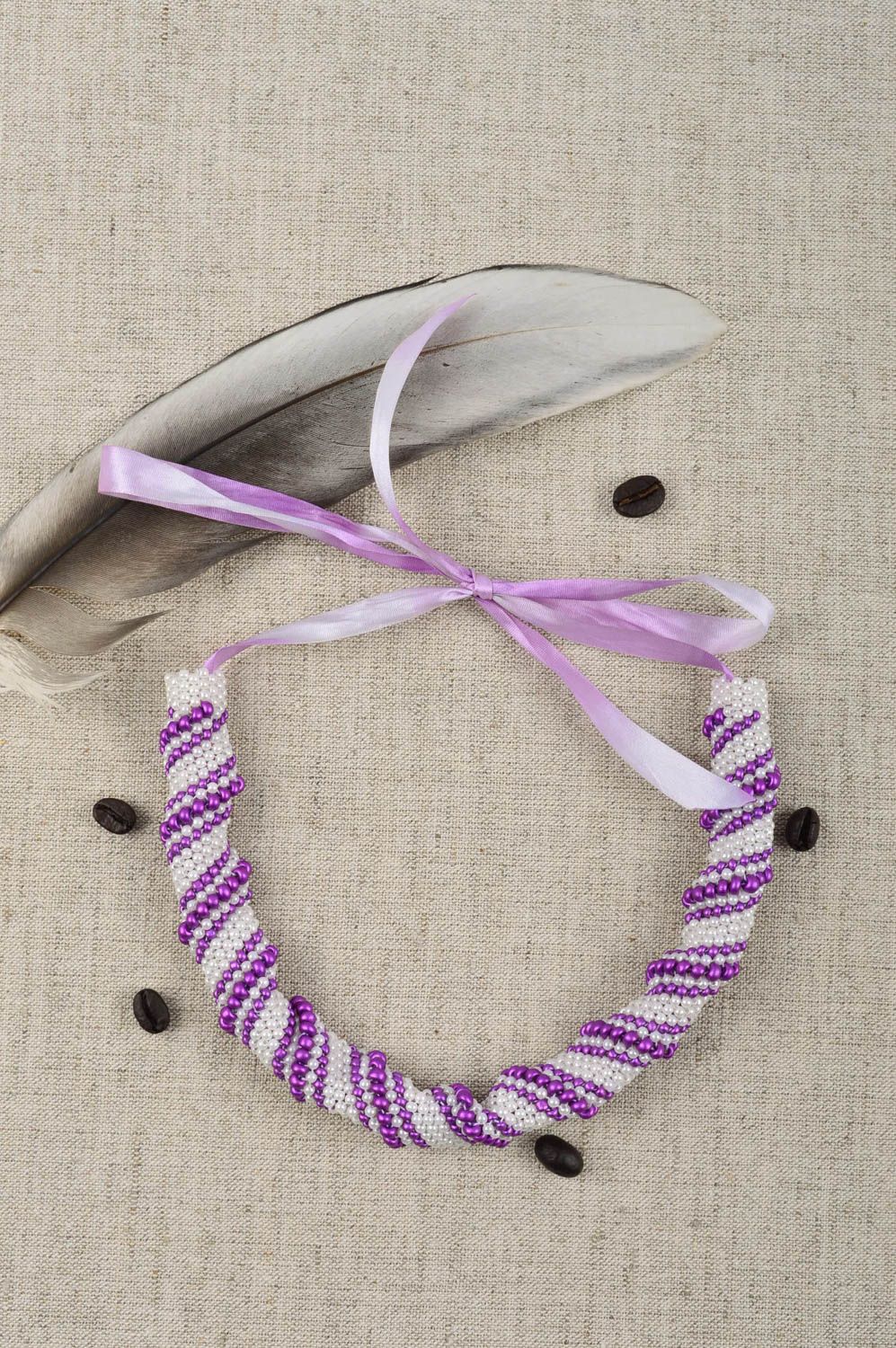 Collar hecho a mano de abalorios color lila regalo original bisutería artesanal foto 1