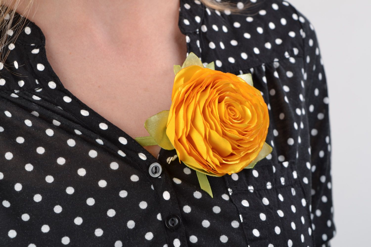 Текстильная брошь заколка из атласа ручной работы желтая в виде розы нарядная фото 1