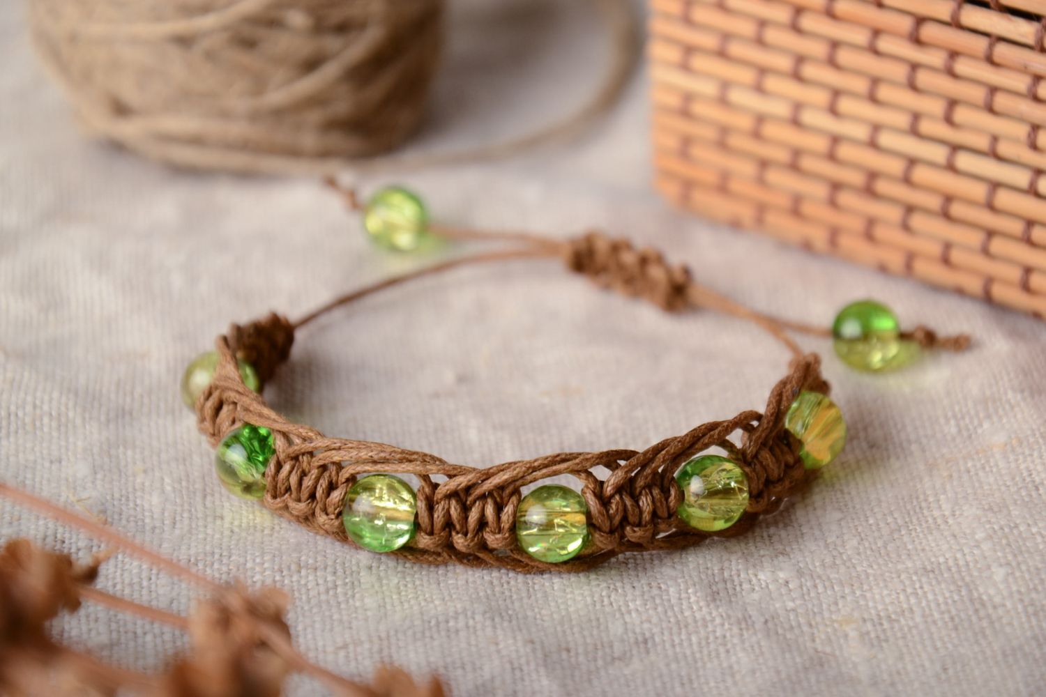 Bracelet en perles de verre vertes tressé de lacet ciré marron fait main photo 1