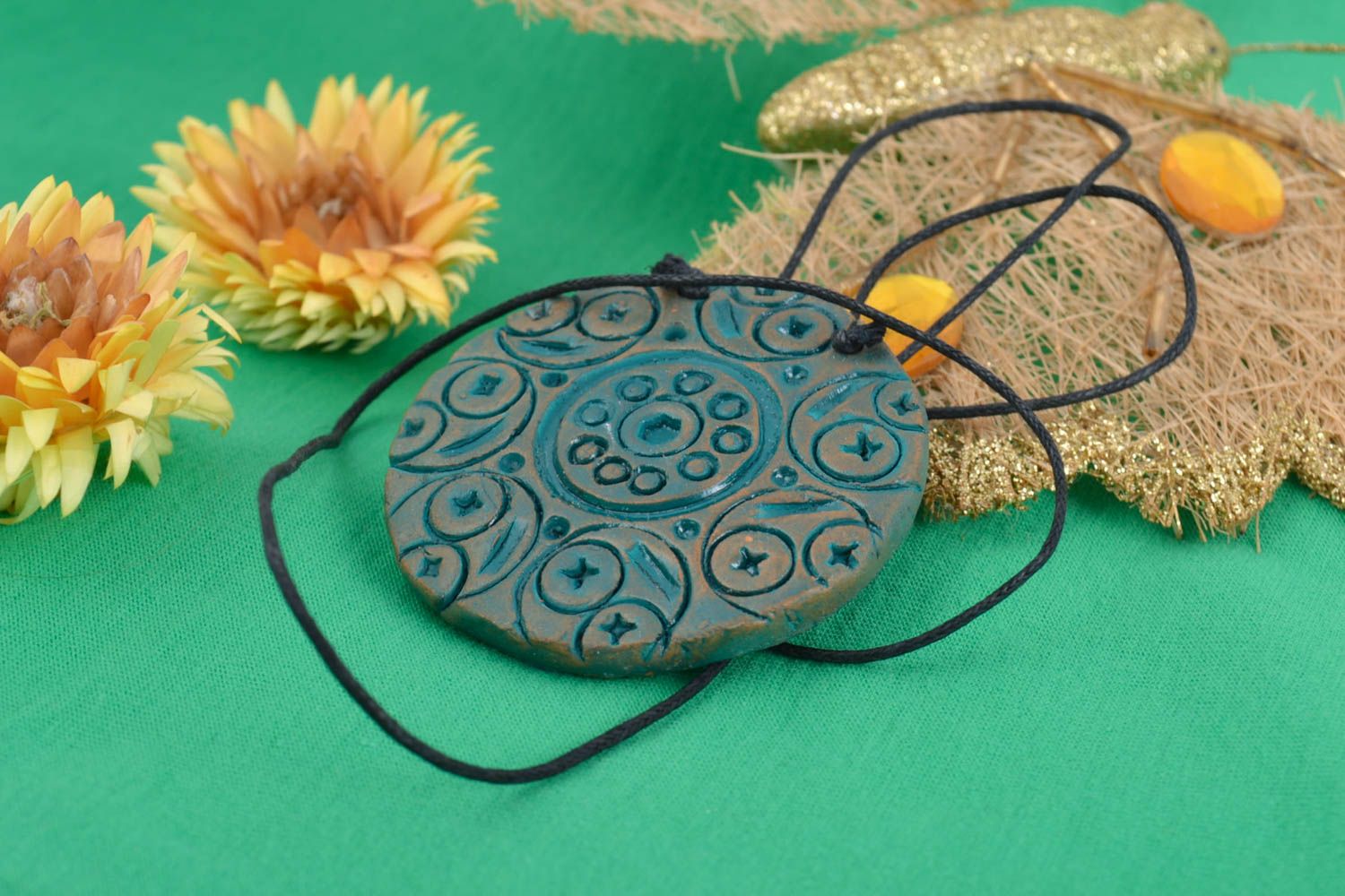 Ciondolo in ceramica fatto a mano collana artigianale accessorio in stile etnico foto 1