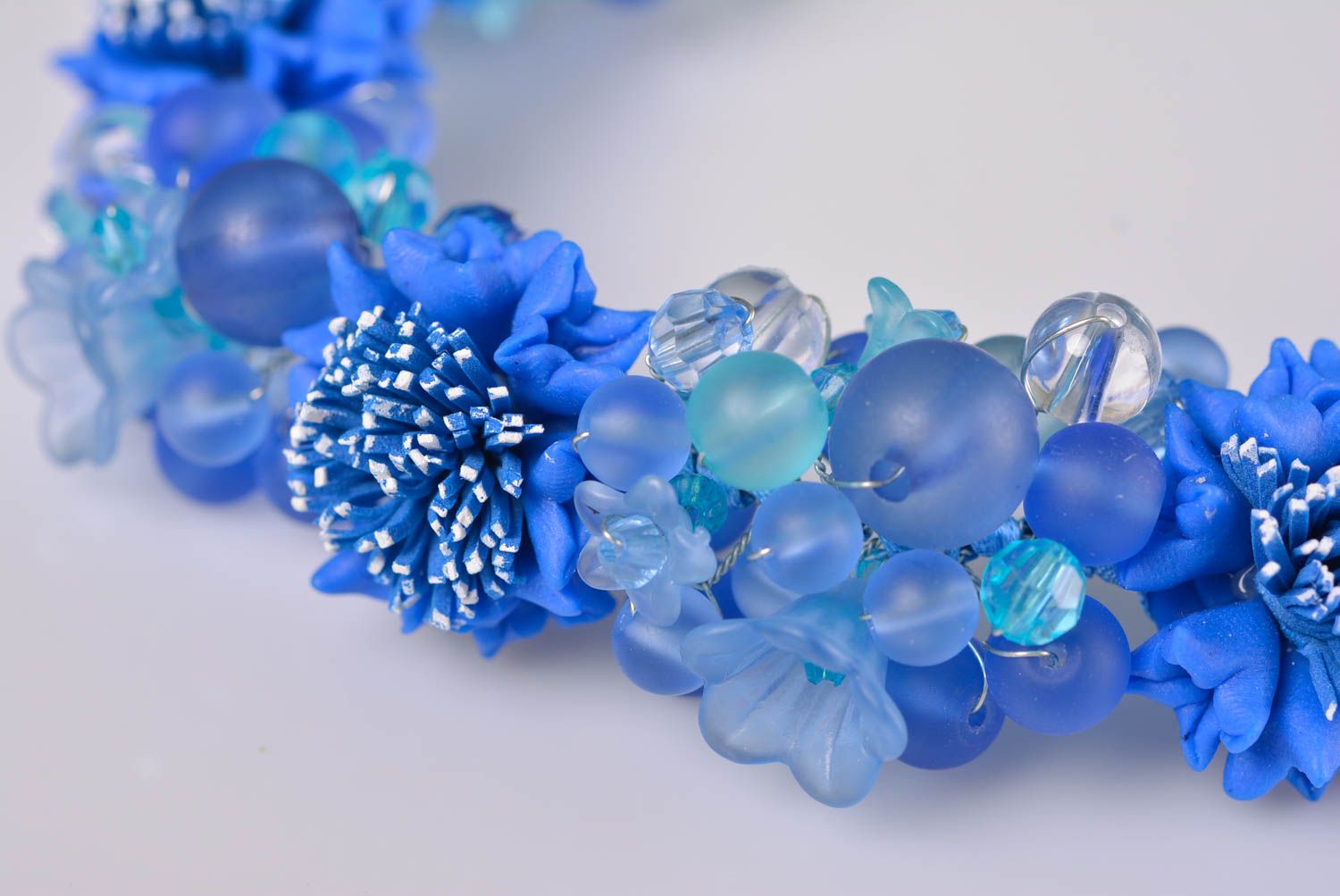 Collier en argile polymère fait main design original avec fleurs couleur bleue photo 4