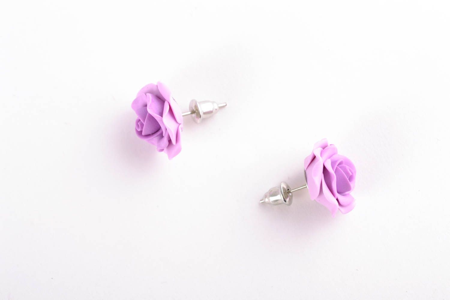 Boucles d'oreilles puces fleurs roses en pâte polymère faites main mauves photo 3