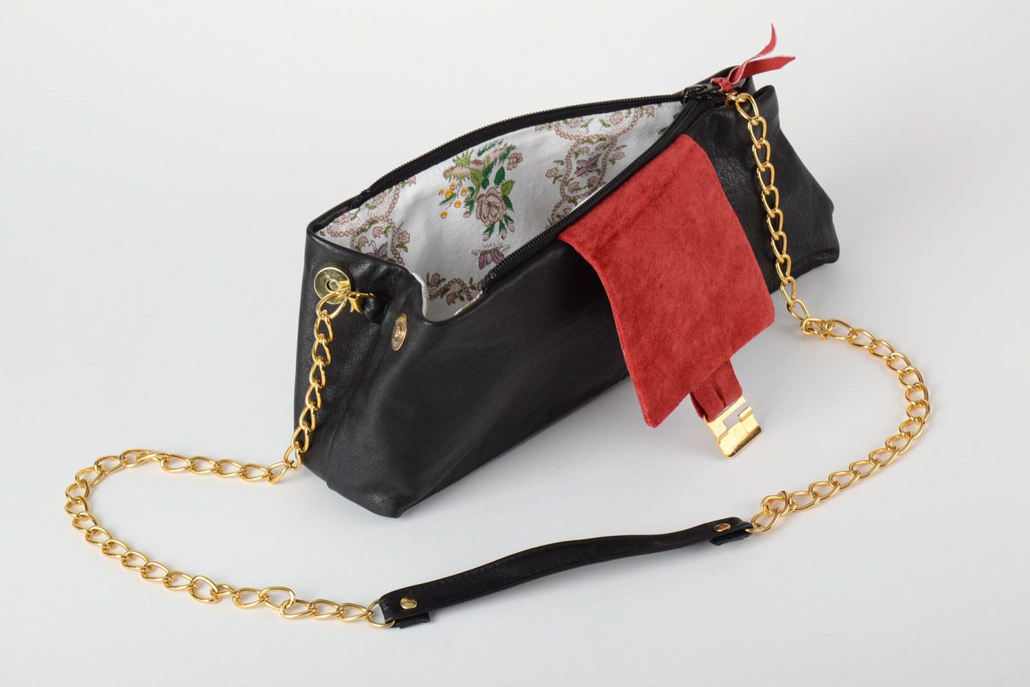 Handmade women's clutch bag sewn of black genuine leather with red inserts on chain photo 3