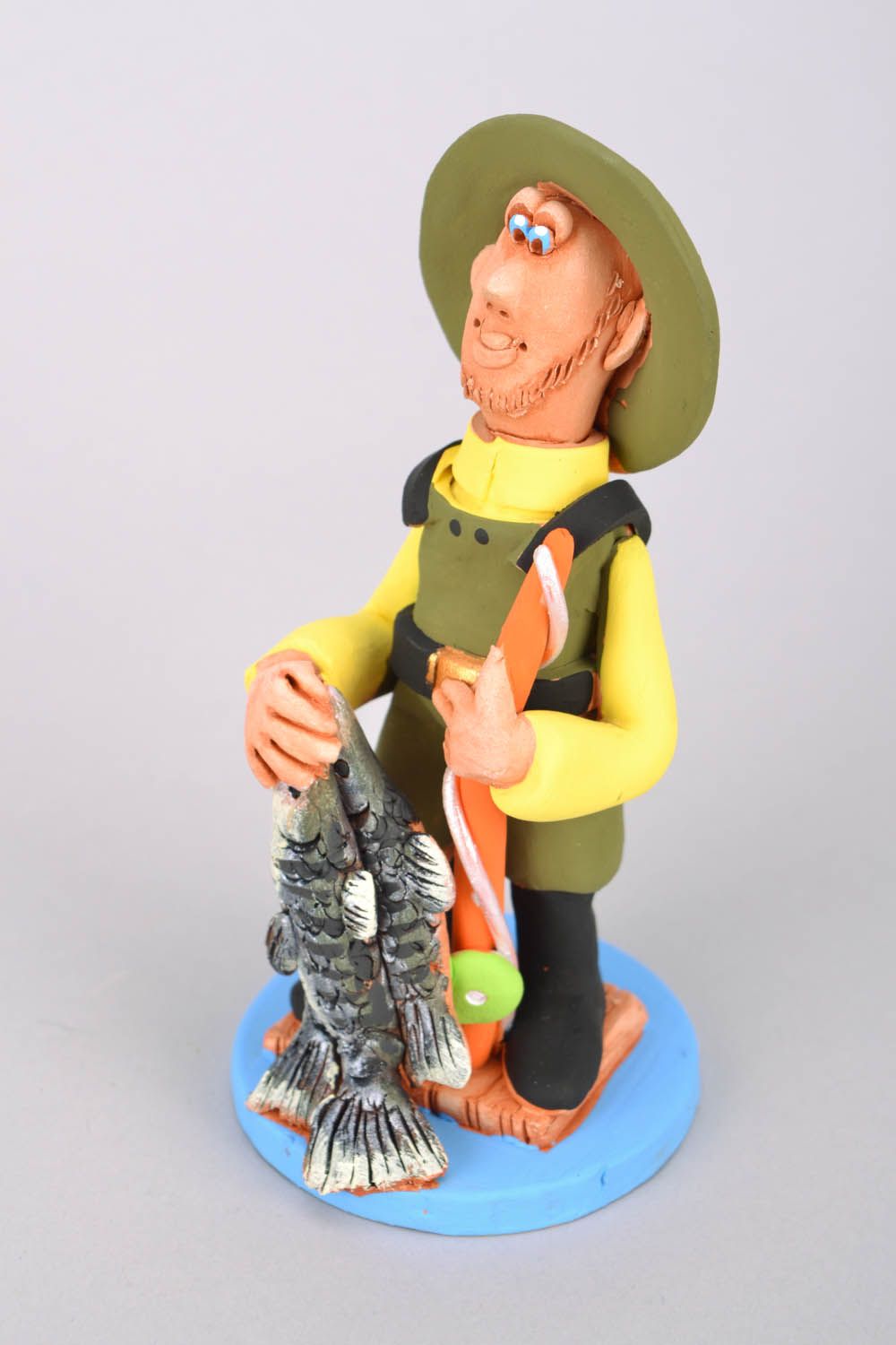 Figurine de pêcheur avec sandres photo 3