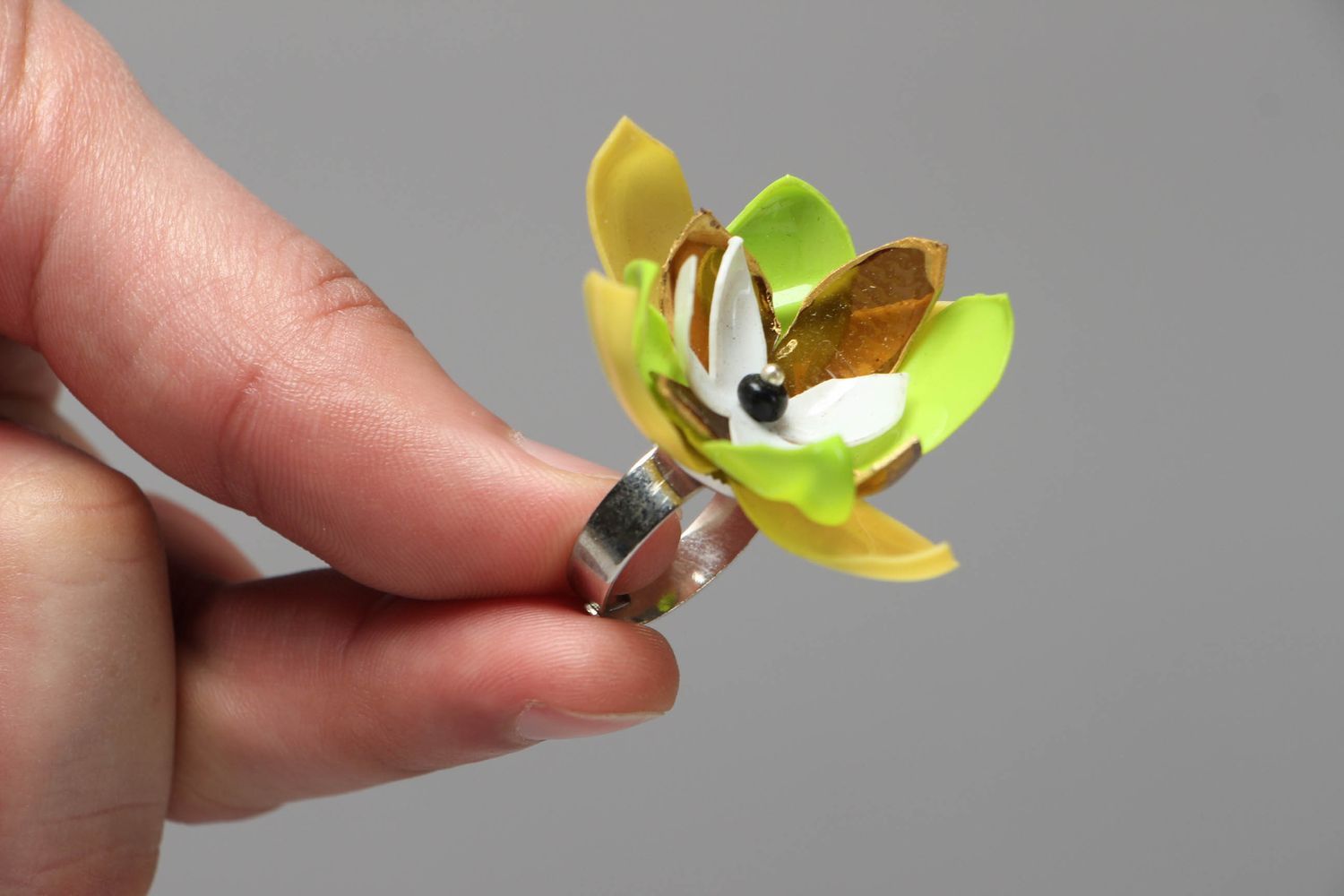 Anillo plástico con forma de flor foto 4