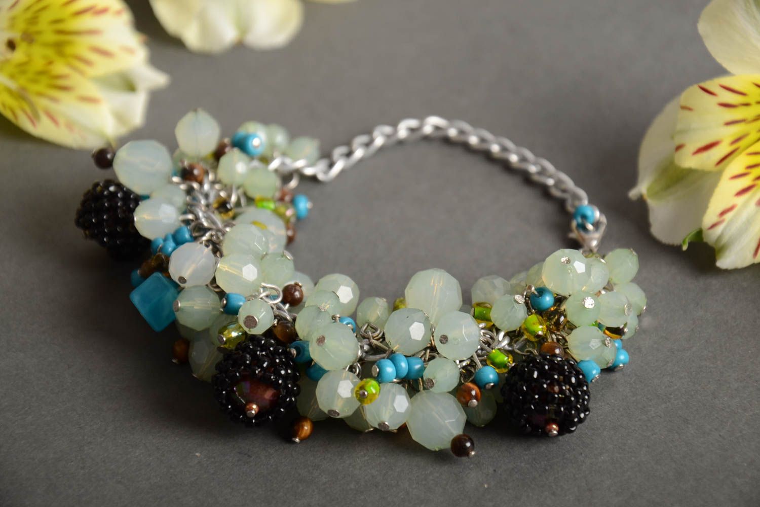 Bracelet fait main en perles de verre plastique et perles de rocaille massif photo 1