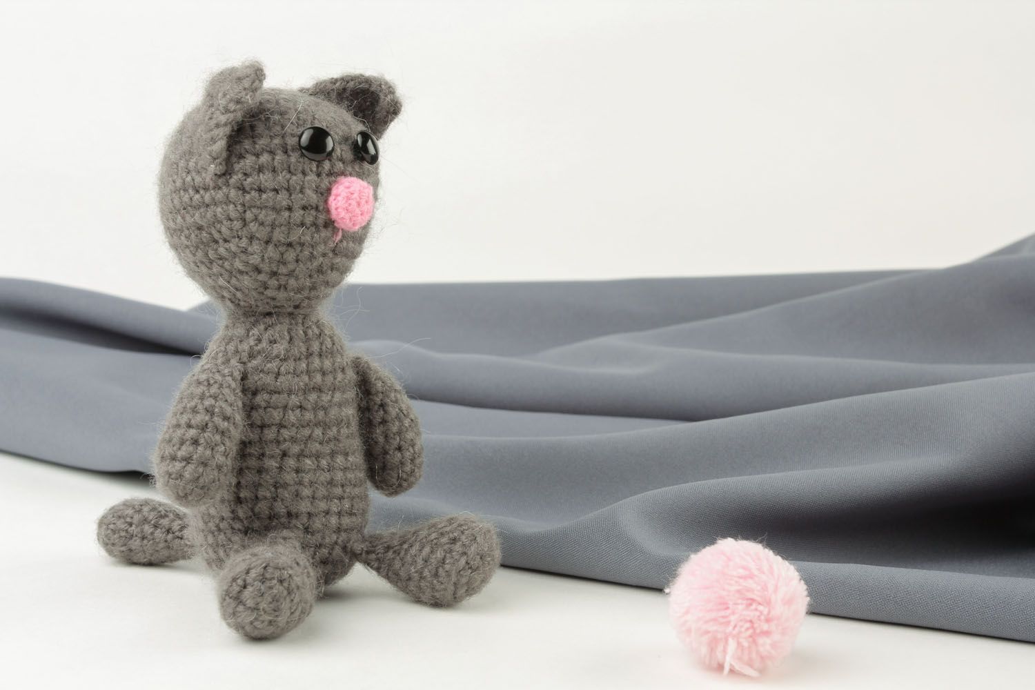 Giocattolo a maglia fatto a mano pupazzo morbido a forma di gatto grigio foto 1