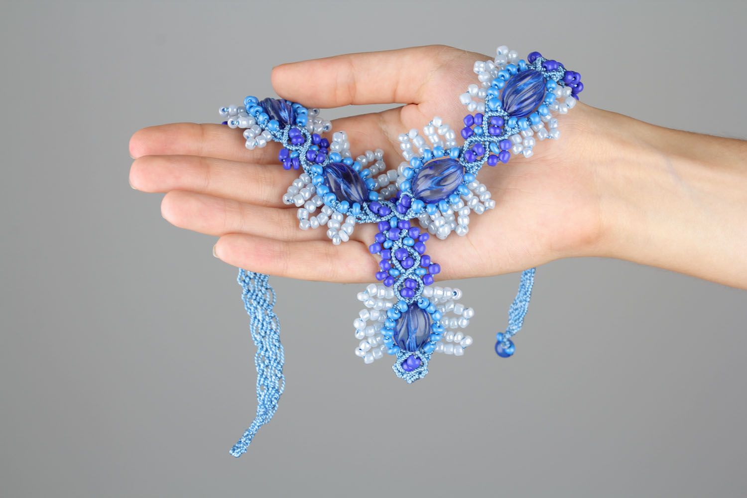 Collier de perles de rocaille en gamme de couleurs bleue photo 2