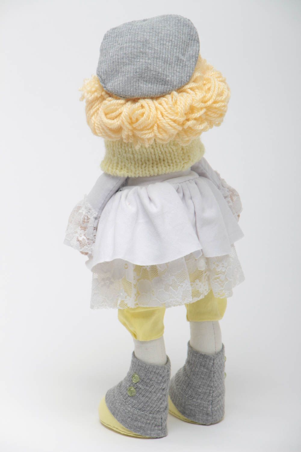 Красивая текстильная кукла для декора дома пошитая вручную из трикотажа и шерсти фото 4