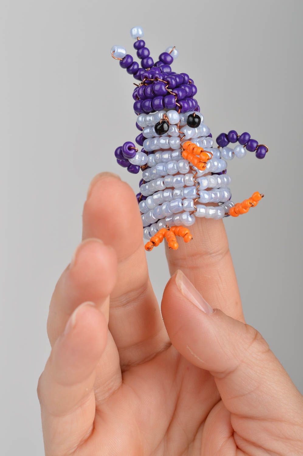 Пальчиковая игрушка пингвин из бисера маленькая синяя смешная ручной работы фото 1