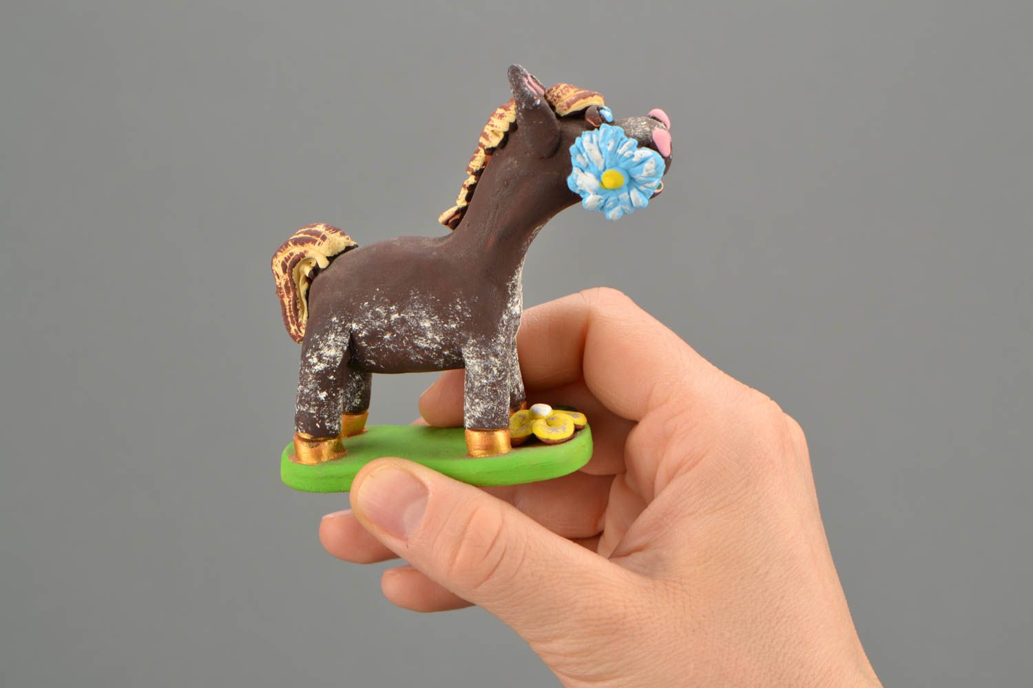 Keramische Figur Pferd mit Blume foto 2