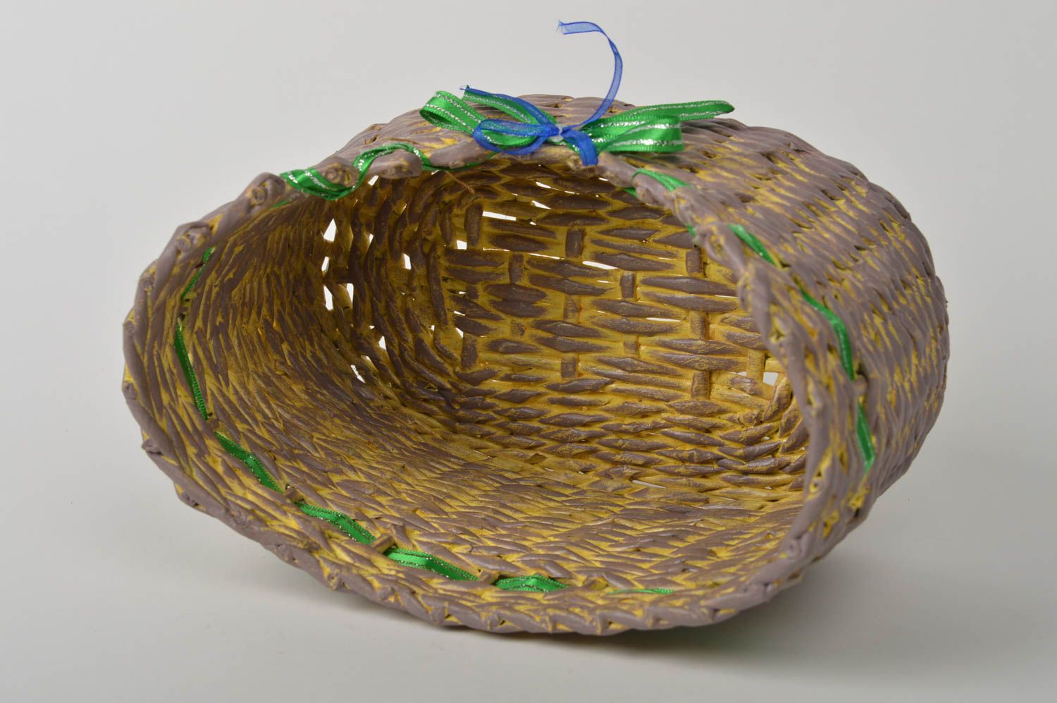 Подарочная корзина ручной работы плетеная корзина декор интерьера из бумаги фото 4