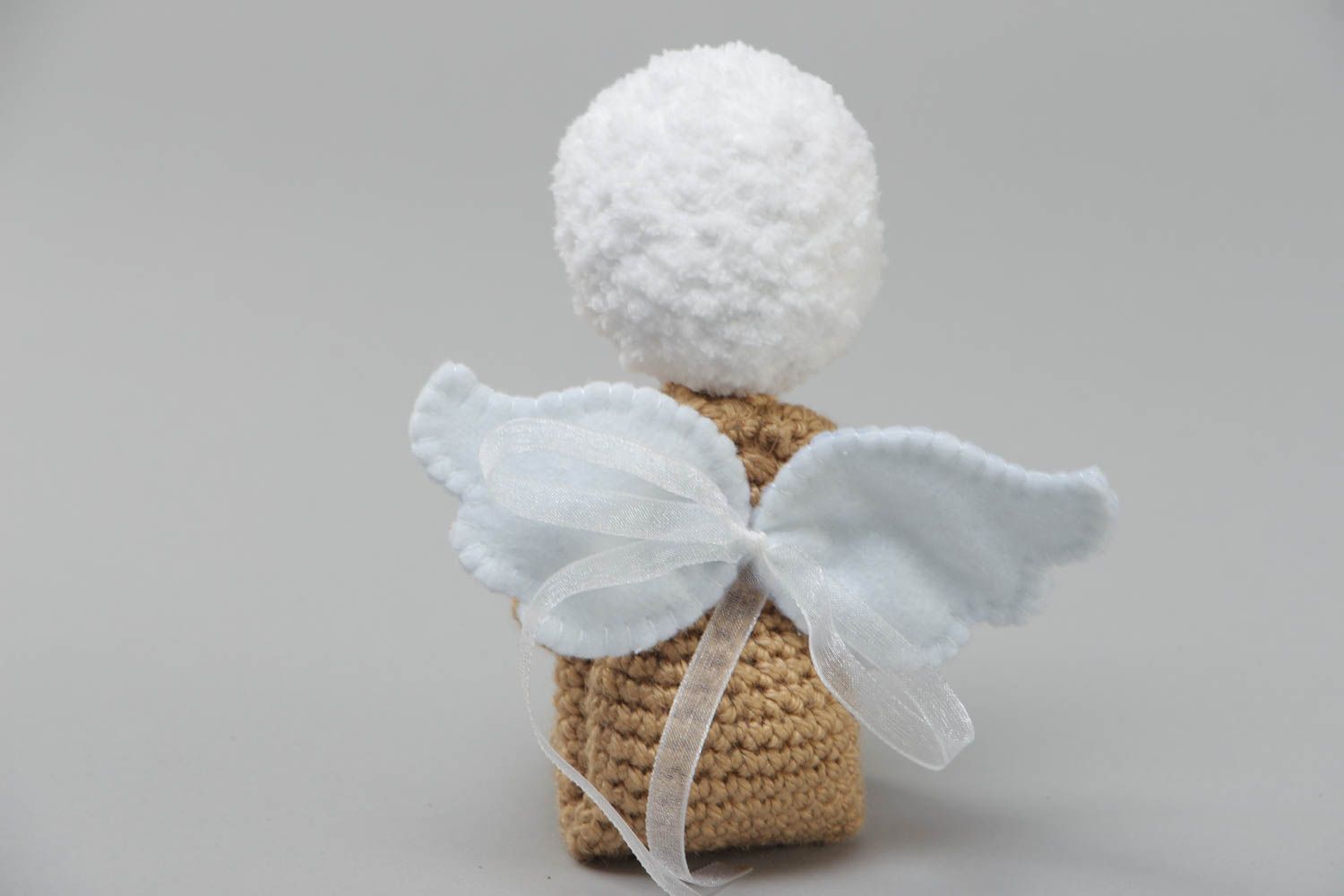 Маленькая мягкая вязаная игрушка ангел сидящий крючком из акрила ручной работы фото 4
