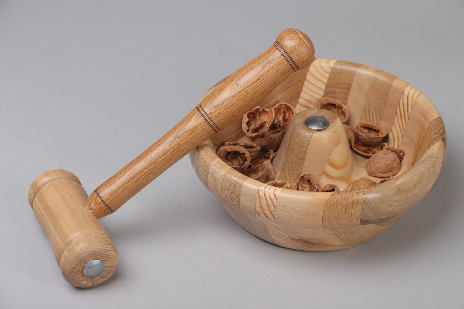 Casse-noix en bois avec bol faits main originaux photo 1