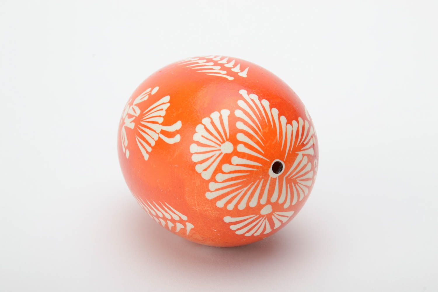 Оранжевое пасхальное яйцо в восковой лемковской технике ручной работы расписное красивое фото 4