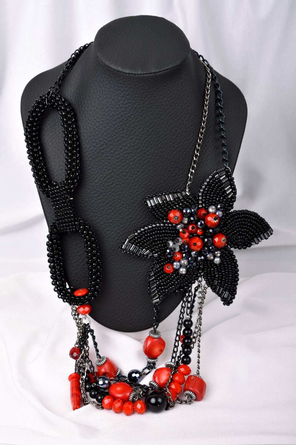 Collier en perles de rocaille Bijou fait main fleur noir rouge Accessoire femme photo 1